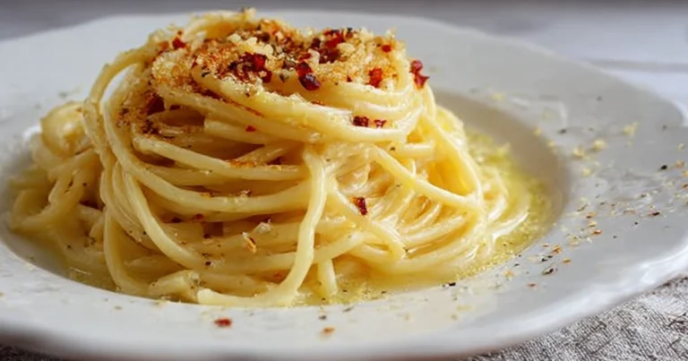 Spaghetti aglio, olio e peperoncino con crema all’aglio e pane croccante