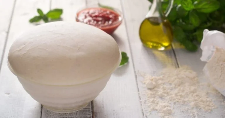 Impasto base per focaccia barese, pizzette e calzoni: la ricetta versatile per ogni occasione