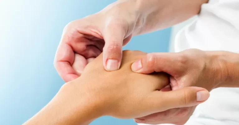 La mappa della mano che sostiene tutto il corpo