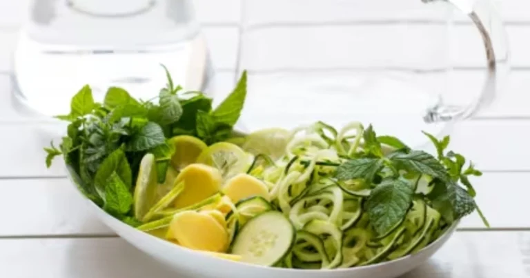 9 motivi per bere ogni giorno acqua con cetriolo, zenzero, menta e limone