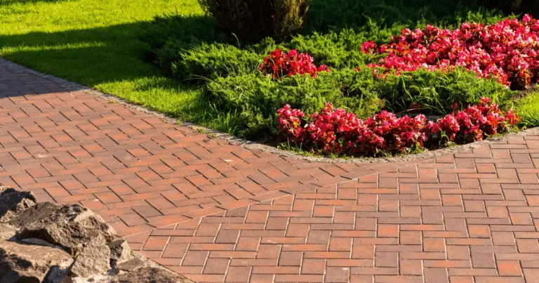 Sentiero in mattoni per il giardino: guida completa dalla progettazione alla posa