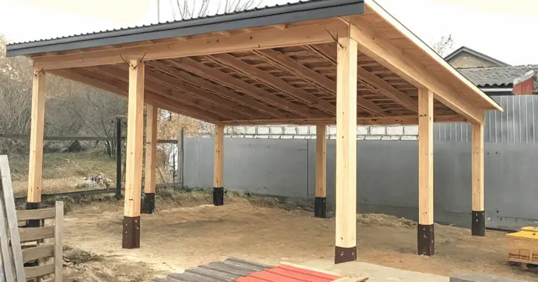 Guida alla costruzione di una tettoia in legno: misure, materiali e montaggio