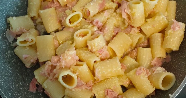 Pasta patate e prosciutto: ricetta cremosa e semplice da preparare