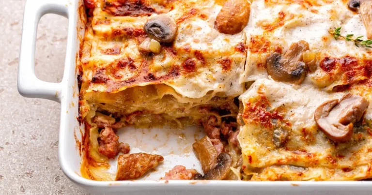 Lasagne funghi e salsiccia: la ricetta cremosa e saporita per pranzi speciali