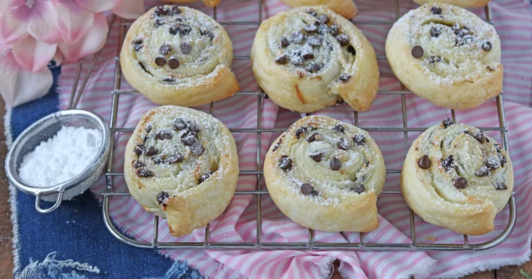 Girelle di sfoglia alla crema e cioccolato: ricetta veloce, fragrante e perfetta per ogni occasione