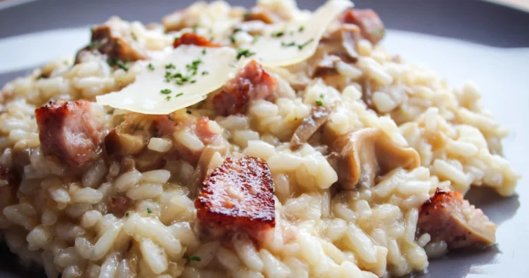 Risotto ai funghi e salsiccia: ricetta cremosa e saporita