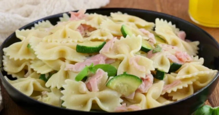 Farfalle con zucchine, prosciutto cotto, Philadelphia e noci: ricetta cremosa e veloce