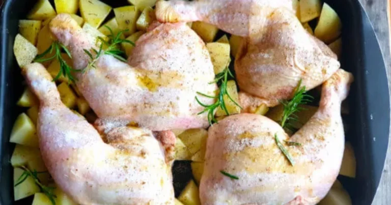 Pollo appeso al forno: il segreto per una cottura croccante e patate saporite