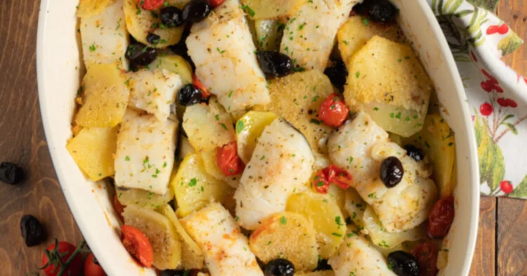 Baccalà al forno con patate, pomodori e olive: ricetta tradizionale