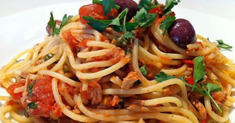 Vermicelli al tonno con capperi, olive e pomodorini: la ricetta mediterranea semplice e gustosa