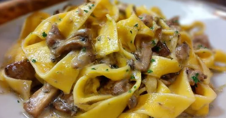 Pappardelle con funghi porcini e salsiccia: la ricetta rustica e saporita