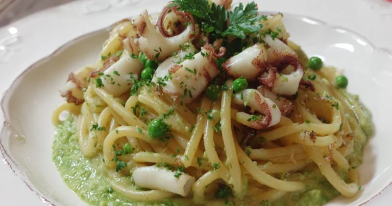 Spaghetti con crema di piselli e calamari: ricetta raffinata e leggera
