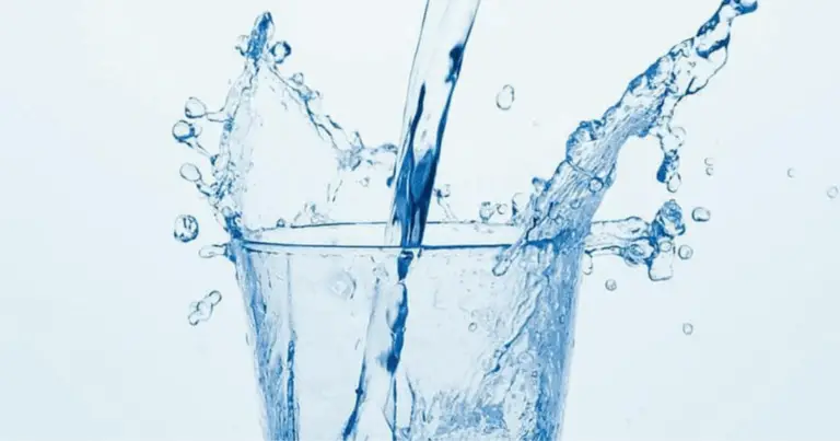 Bere otto bicchieri d’acqua al giorno: benefici reali e abitudini per un corpo in equilibrio