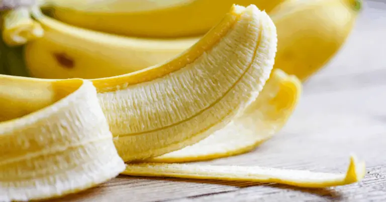 Tè di bucce di banana: il fertilizzante naturale ricco di potassio che fa fiorire il tuo giardino
