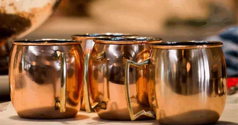 Bere acqua in una tazza di rame: benefici, tradizioni e precauzioni