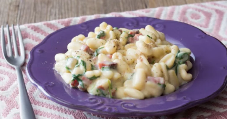 Cavatelli con Speck, Rucola e Crema di Patate: Un Primo Cremoso e Saporito
