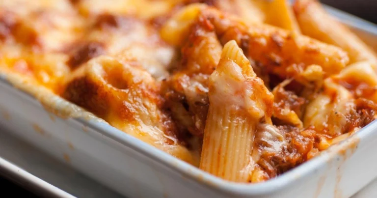 Rigatoni con Besciamella, Ragù Bolognese e Provola: Il Piatto della Domenica Perfetto