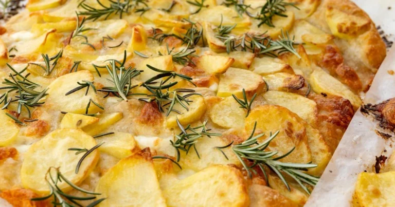 Schiacciata di patate: ricetta croccante e genuina per ogni occasione