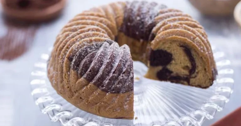 Ciambellone soffice variegato al bicchiere: la ricetta facile senza glutine e senza burro