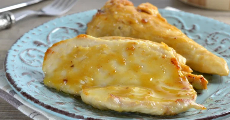 Petto di pollo con cipolle e vino bianco: ricetta cremosa e tenerissima