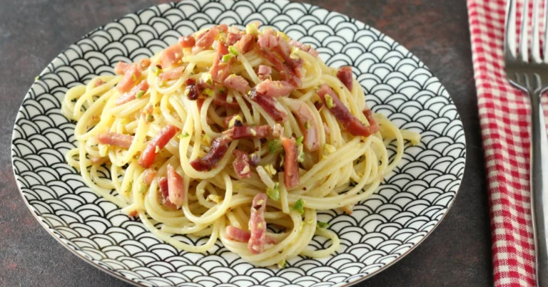 Linguine con Pesto di Pistacchi, Mozzarella di Bufala e Pancetta: Ricetta Cremosa e Irresistibile