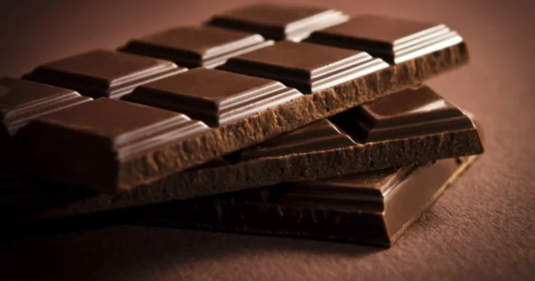 Cioccolato fondente: benefici, nutrienti e controindicazioni