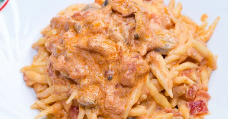 Trofie con salsiccia e funghi: un primo piatto ricco di gusto