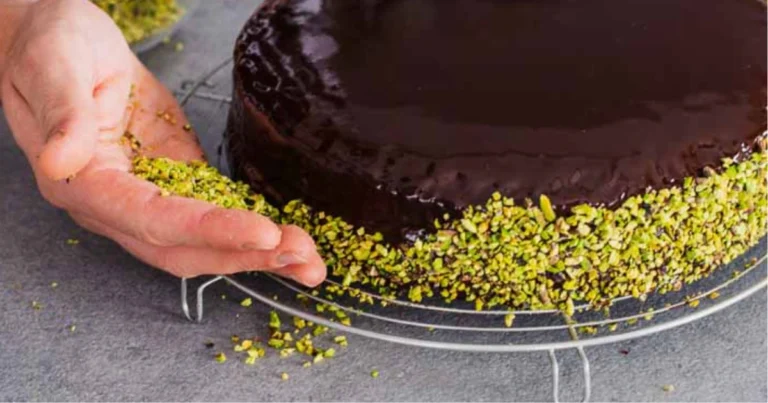 Torta al pistacchio e cioccolato al latte: un incontro di sapori eleganti e irresistibili