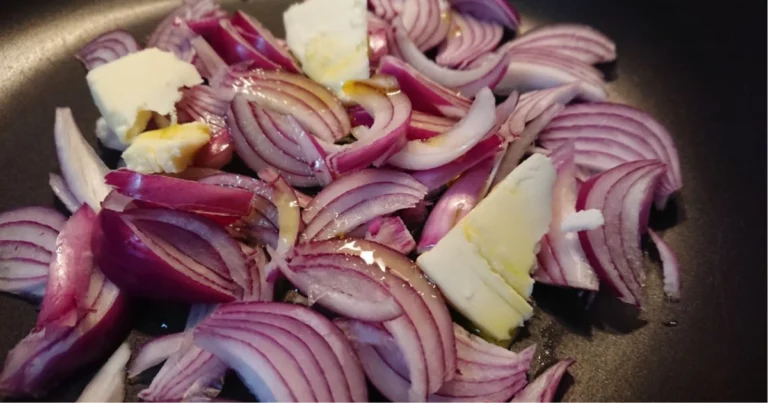 Cipolle caramellate: ricetta semplice e gustosa per un contorno agrodolce