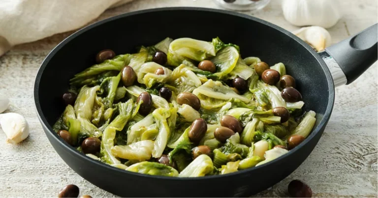 Scarola in padella: il contorno semplice e ricco di gusto della tradizione napoletana