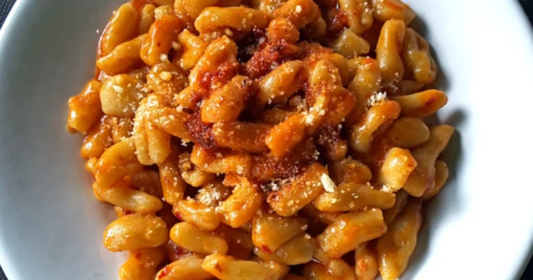 Cavatelli con salsa di melanzane, salsiccia e mozzarella: la ricetta rustica e filante