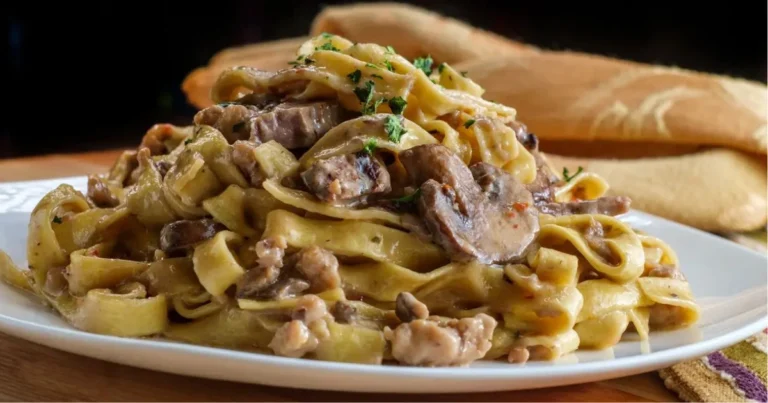 Pappardelle con salsiccia e funghi: il piatto rustico e cremoso della tradizione italiana