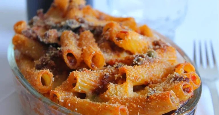 Rigatoni salsiccia e melanzane al forno: un primo piatto ricco e irresistibile
