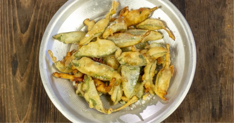 Salvia fritta: ricetta semplice per uno stuzzichino croccante e profumato