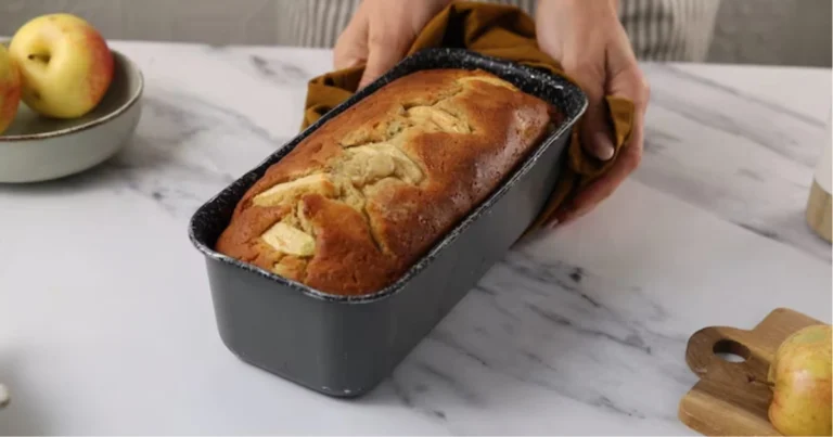 Plumcake alle mele e yogurt greco: ricetta soffice e genuina