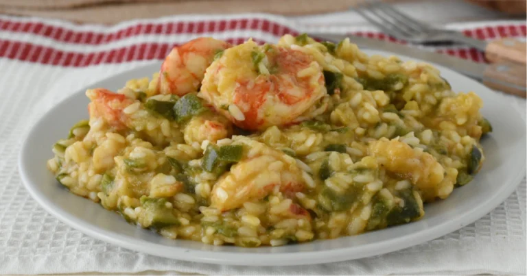 Risotto zucchine e gamberetti: ricetta cremosa e raffinata