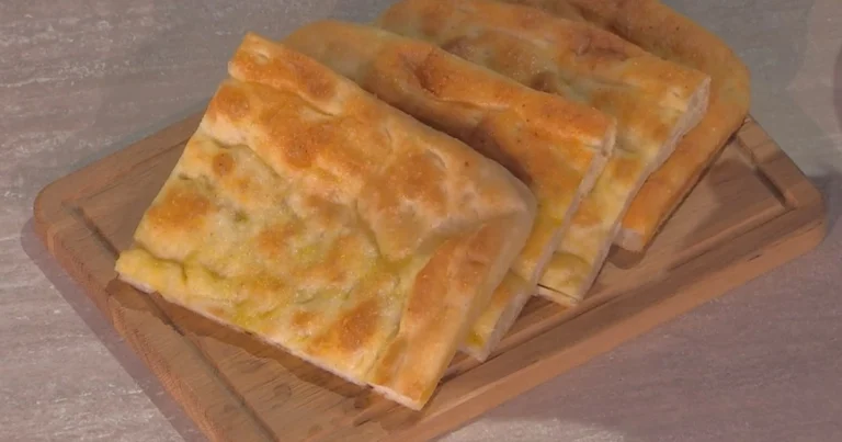 Focaccia genovese di Fulvio Marino: ricetta autentica del lievitato soffice e fragrante