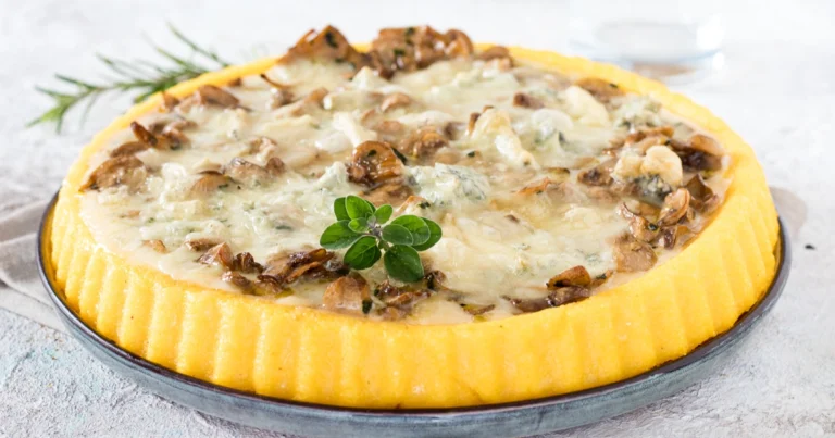 Crostata di polenta e funghi: ricetta rustica e filante
