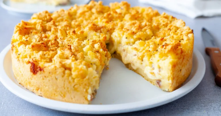 Sbriciolata di patate con salsiccia e funghi: ricetta rustica e saporita