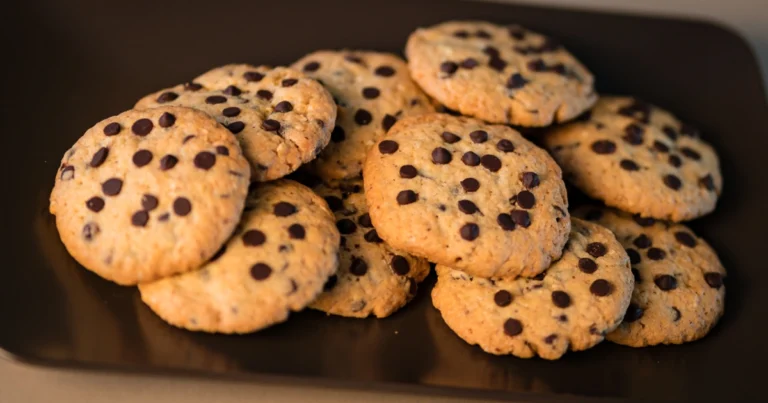 Biscotti con Gocce di Cioccolato: Ricetta Facile per Dolcetti Croccanti e Golosi