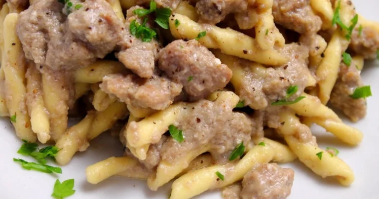 Fusilli con salsiccia, funghi e noci: un primo piatto ricco di gusto e tradizione