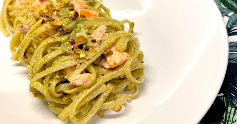 Spaghetti con crema di Parmigiano, pistacchio e salmone: un primo piatto raffinato e cremoso