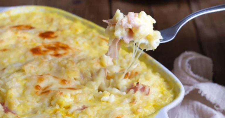 Riso al forno allo zafferano con prosciutto e formaggio: il timballo cremoso che conquista tutti