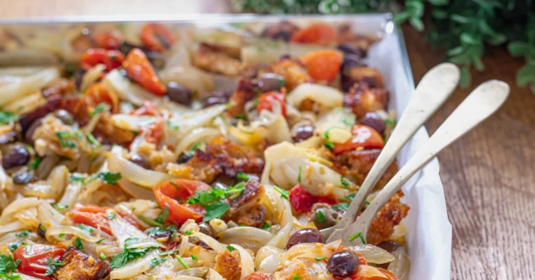 Finocchi al forno con cipolle, pomodorini e olive: contorno mediterraneo semplice e gustoso