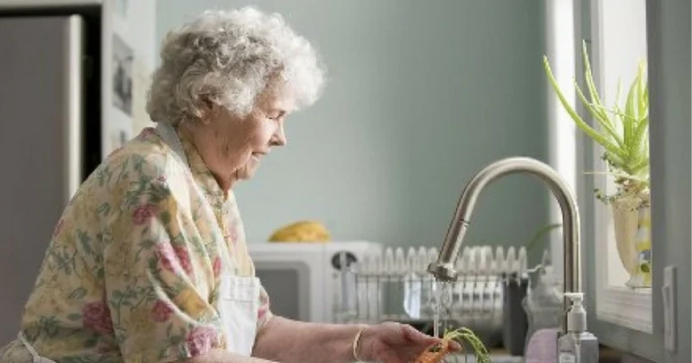 Rimedi di pulizia della nonna: 5 trucchi naturali e davvero efficaci per una casa impeccabile