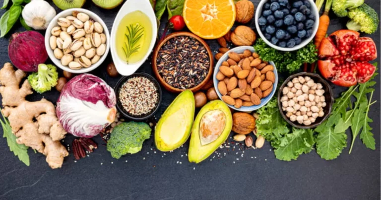 Alimenti per una Pelle Giovane: La Guida Completa per Nutrire la Bellezza dall’Interno