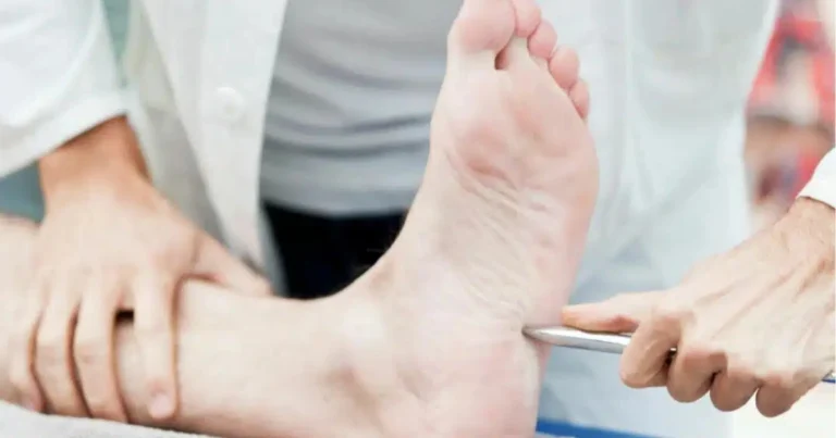 Sei segnali silenziosi che possono partire dai piedi: cosa indicano e perché è importante riconoscerli