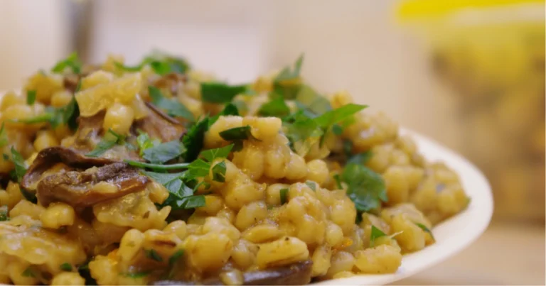 Fregola con cavolo nero e crema di ceci: ricetta nutriente e comfort food perfetto per l’inverno