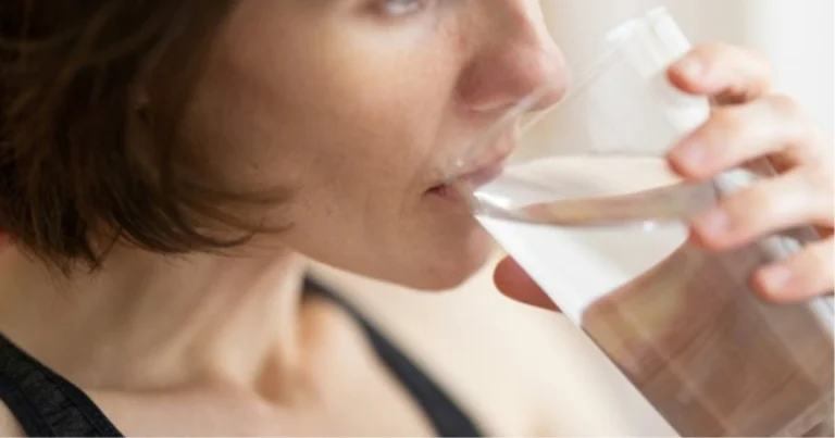 I 4 migliori momenti per bere acqua e trasformare il tuo benessere