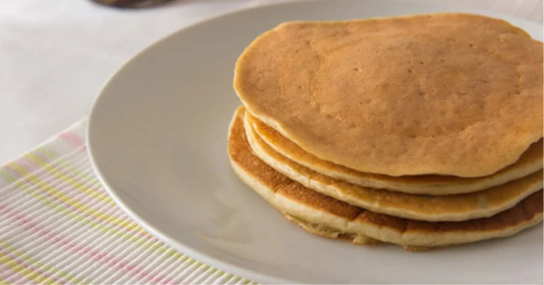 Pancakes di avena e yogurt: ricetta salutare per colazione o cena